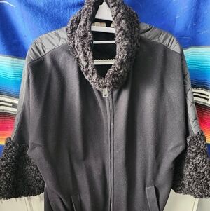 Venini Black Stylish Jacket with Quilted Sleeves and Sherpa Collar And Sleeves